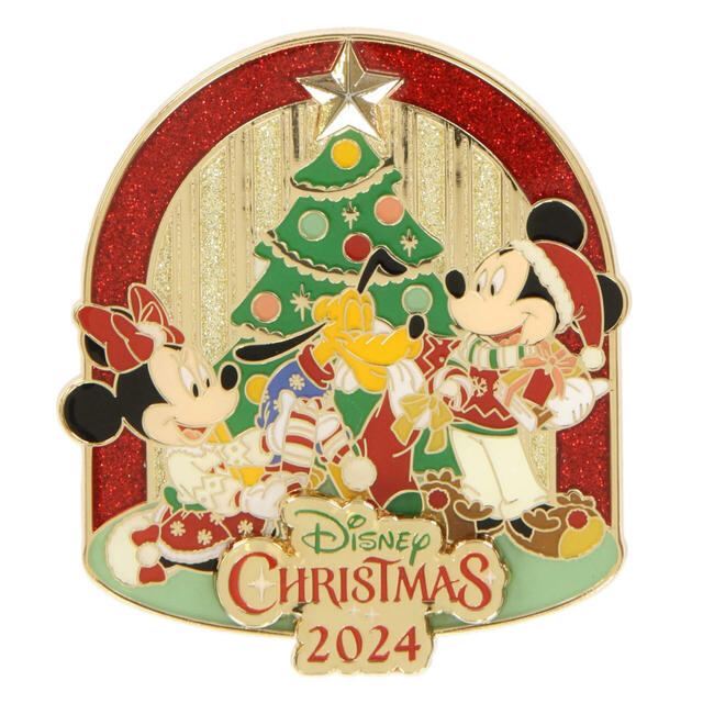ピンバッジ 1,200円｜東京ディズニーリゾート「ディズニー・クリスマス」スペシャルグッズ｜販売店舗：東京ディズニーランド「ディズニー＆カンパニー」、東京ディズニーシー「ガッレリーア・ディズニー」｜発売日：2024年11月8日（金）