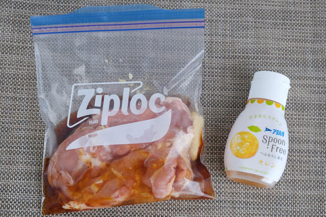 アヲハタ Spoon Free オレンジを使った「かんきつ香る照り焼きチキン」1．ジッパーつきの食品用保存袋に鶏もも肉と調味料を入れます