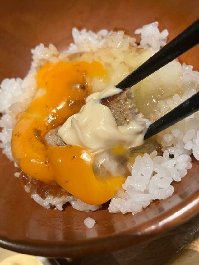 そこにマヨネーズをたっぷりつけたハンバーグをディップ!【びっくりドンキーの「今年もガリバー!」】