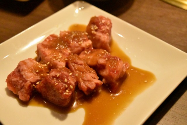 にんにく醤油で味付けした「リブカルビ」