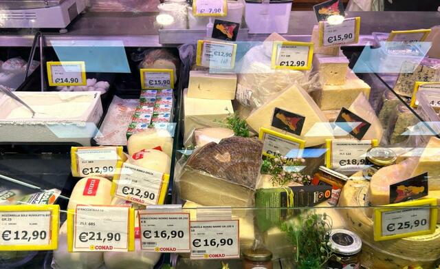 スーパーのチーズコーナー。買い物中の地元のカップルに助けてもらい、朝食のサンドイッチ用のチーズを無事購入