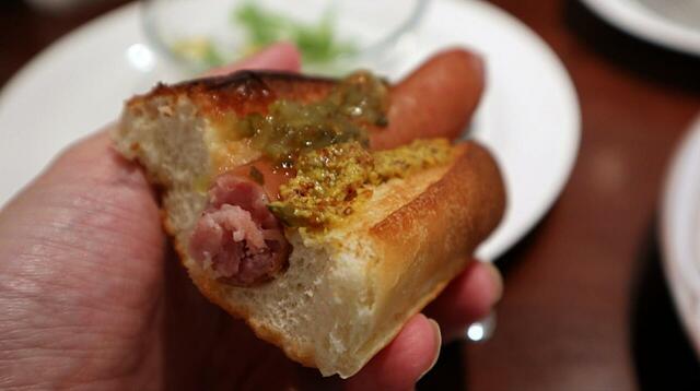 【珈琲館 粗挽きソーセージのホットドッグ】ピクルスは酸っぱいと思いきや甘み担当で、マスタードは辛いと思いきや酸味担当。なのにすべてが絶妙なバランスでびっくりしました…！