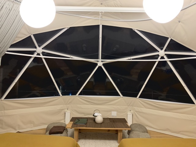 夜のテントの雰囲気。灯台の光や船の灯りなども見える