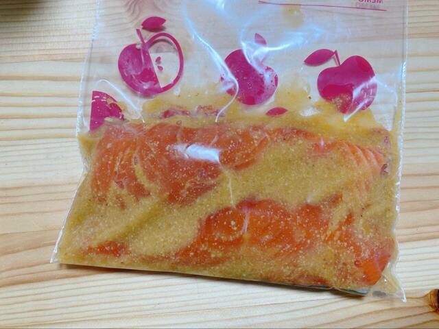 【カルディ 食いしん坊の西京漬けのたれ 300ml】空気を抜いて漬け込みます