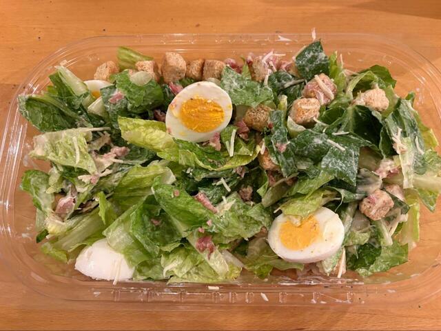 【コストコ ベーコンシーザーサラダ】お箸で混ぜると、ベーコンとチーズ、クルトンが全体に絡んで美味しさ倍増です◎