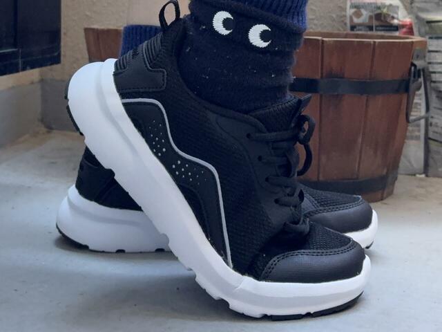 【ワークマン　アスレシューズエピオン】足を持ち上げた時にシューズを履いていると思えないくらいの軽さ。坂道も力を入れなくても歩きやすかったです