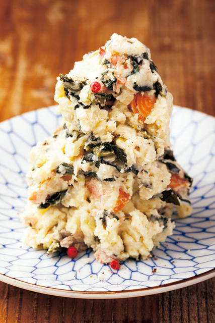 日本酒専門店 采（三軒茶屋） 塩鮭とホウレン草のポテサラ 500円 鮭の塩気が程よいアクセント。人気の定番メニュー。