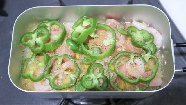 【ワークマン 2合炊 飯ごうメスティン／ピラフ】吸水したコメとスープ、具材を入れて作ります