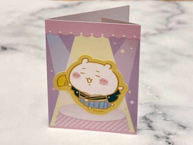 【ちいかわ ダイカットステッカー】厚紙の裏面にはスポットライトを浴びたお立ち台風のイラストがプリントされているため、ステッカーを貼って飾って楽しむのもおすすめ！