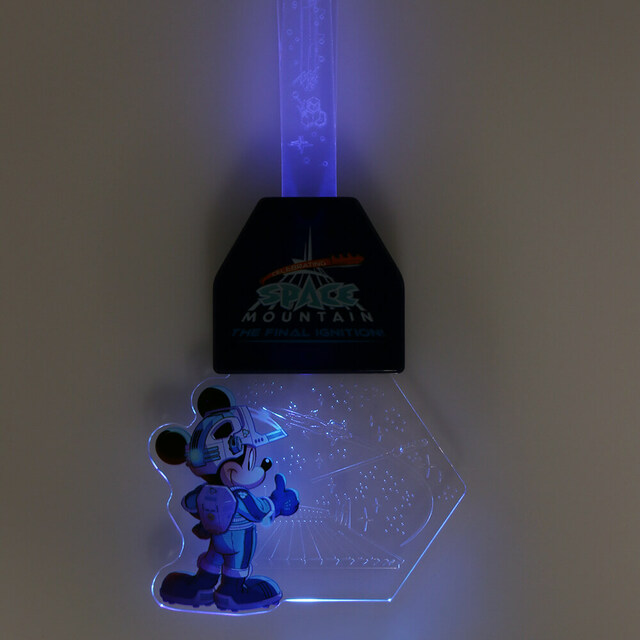光るおもちゃ 2,600円｜スペシャルイベント「セレブレーティング・スペース・マウンテン：ザ・ファイナルイグニッション！」｜販売店舗：東京ディズニーランド「プラネットM」