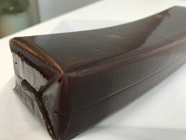 遠目に見ればガラス製の置物にも見えなくもないほどのツヤ