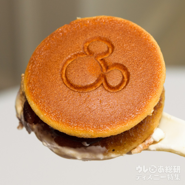 3~4口サイズのどら焼きには、ミッキーの焼き印入り。