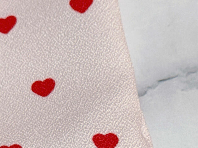 素材はポリエステル。少し凹凸を感じる生地感