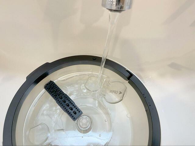 【アイリスオーヤマ キレイな水でWASHモップ】水は浄水タンクの給水口から入れましょう