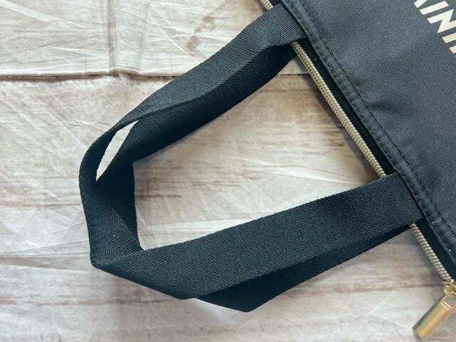 持ち手は肘にかけて持つか、手にかけて持てる長さ