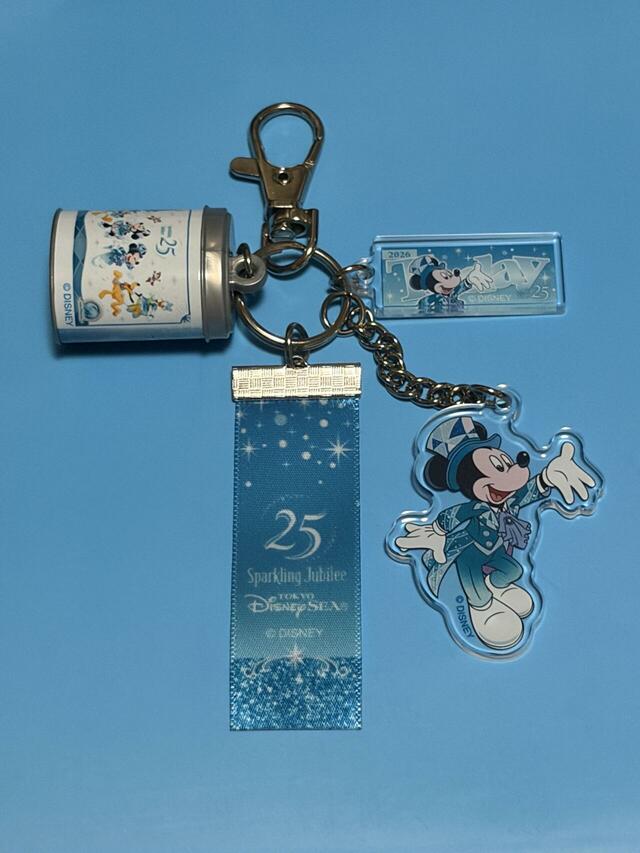 「東京ディズニーシー25周年“スパークリング・ジュビリー”」カプセルトイ キーチェーン　25周年の金具はシルバー