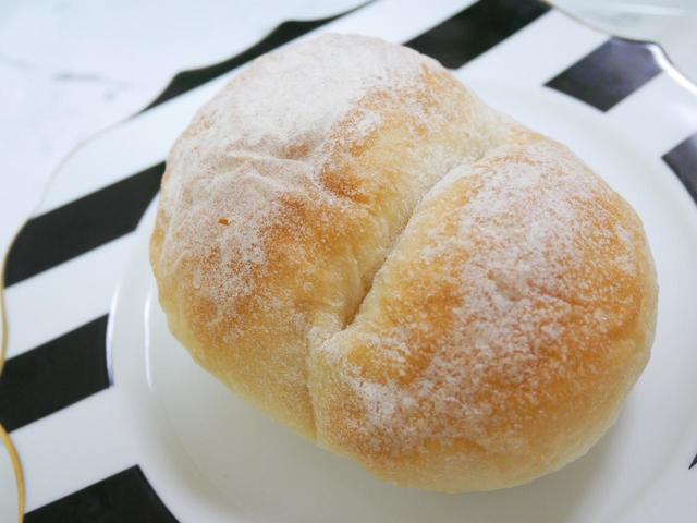 よくあるロールパンとはひと味もふた味も違う！／ハイジの白パン　（税込184円）