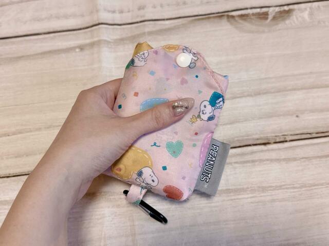 使わないときはコンパクトに収納でき、持ち歩きやすいのが魅力!【しまむら:スヌーピーのショッピングバッグ(PEANUTS)】