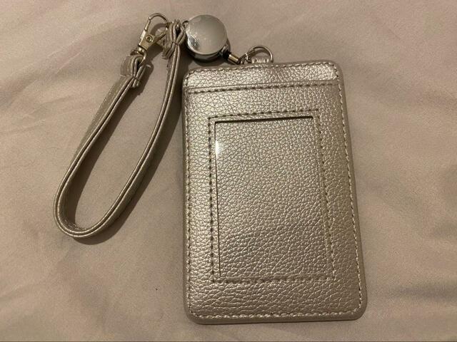 【宝島社　PEANUTS スヌーピー リール付きICカードケース】裏面はシンプルなデザイン