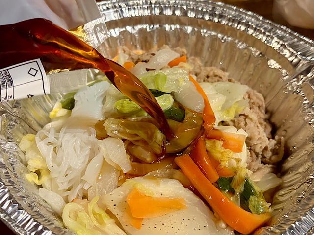 【すき家　牛すき鍋定食弁当】付属の割り下をアルミ鍋に入れてコンロで温めていただきます