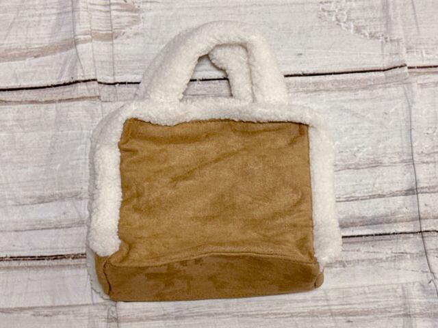 背面は装飾がないシンプルなデザイン