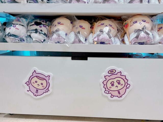 【ちいかわ てんし♡あくま@東京駅】店内⑧ぬいぐるみの棚には赤ちゃんたちが♡