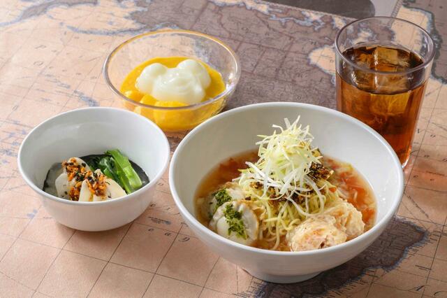 ヴォルケイニアセット 2,180円｜提供店舗：東京ディズニーシー 「ヴォルケイニア・レストラン」｜東京ディズニーリゾート夏のひんやり冷たいメニュー