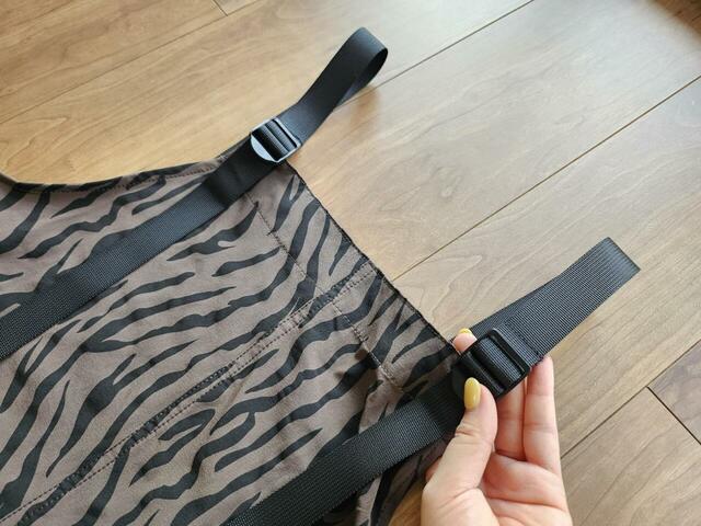 【coen C.Mt エプロンワンピース】左右の肩紐にアジャスターがついていてサイズ調整がしやすいのも魅力！