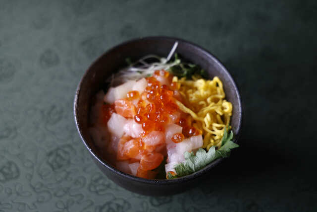 【大阪マリオット都ホテル「北海道ブッフェ」】北海道産いくらのせ海鮮丼（ランチ限定）