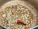 【南インド料理 葉菜hana】●ポイント　マスタードシードがパチパチとはねる音がしてきたら玉ねぎを炒める