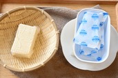 【豆腐の水切り】キッチンペーパーで包むだけの豆腐と重しを乗せた豆腐を比較してみました。