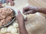 皮を伸ばし、その上に餡をのせ、包んでいく/東京豚饅