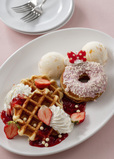 スペシャルデザートプレート（ワッフル＆ドーナツ） 1,500円｜センターストリート・コーヒーハウス｜東京ディズニーランド「ベリー・ベリー・ミニー！」スペシャルメニュー