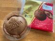 【ローソン×GODIVA Uchi Café×GODIVA どらもっち ショコラ＆フランボワーズ】GODIVAの焼印で高級感ある見た目に