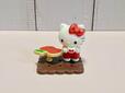 【チョコサプ サンリオキャラクターズ】りんごモチーフのデスクとセットのキティちゃん。かわいい〜！