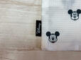 右下部にはブラックの織りタグ付き。前面には「Spick ＆ Span」、背面には「Disney」のロゴが入っており、コラボならではの特別感もしっかり楽しめます