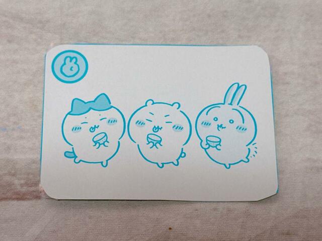 【ちいかわ キラだッッ ホログラムカードメーカー】裏面はレモンを食べて酸っぱいお顔をするちいハチうさ♪