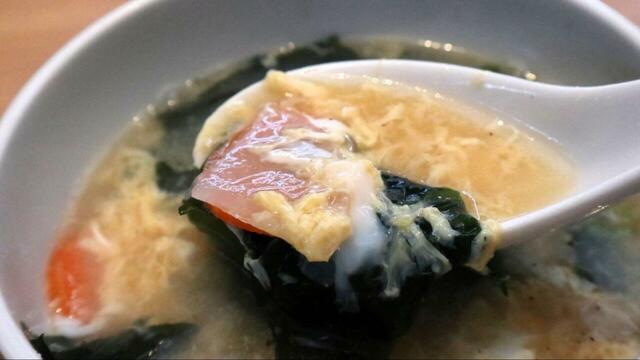 【焼肉ダイニング ワンカルビ わか玉スープ 】にんじん・大根などの野菜も含む具材たっぷりスープで身体が温まります