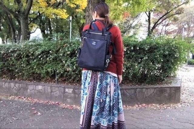 【anello(アネロ) 2WAYリュック POST】素材とデザインに上質感があり、スカートスタイルやオフィスカジュアルにもよく合います