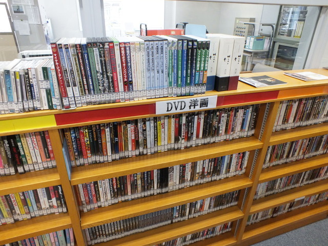 吉本隆明の講演CDセット（約5万円の品！）や『007』『エイリアン』などの映画DVDが所狭しと並びます