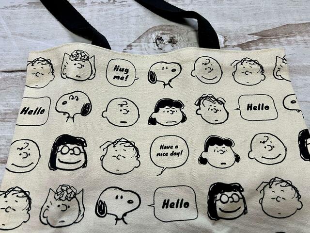 スヌーピーを筆頭に、チャーリー・ブラウンやルーシー、サリー、ライナス、マーシー、と豪華な仲間たちが勢揃い！【sweet 2023年11月号付録】「PEANUTS（ピーナッツ）ビッグサイズトート＆まんまるミニポーチ」