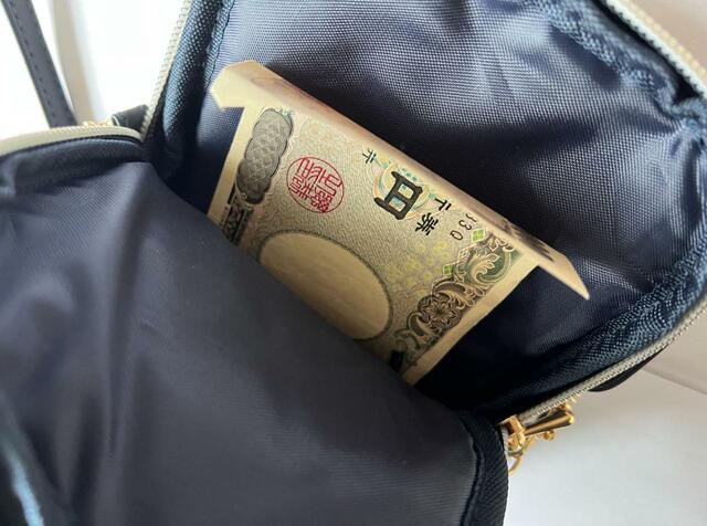 【CLATHAS（クレイサス）お財布機能付きスマホポーチ】真ん中のポケットにはお札も入る