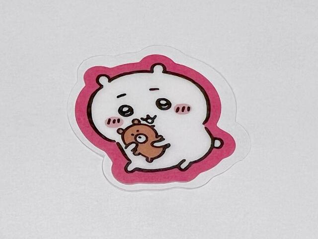 お気に入りのクマのぬいぐるみを抱いているちいかわがキュート！