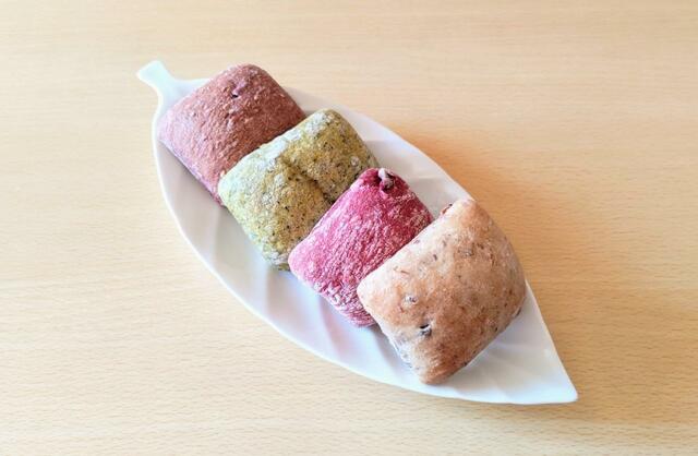 【コストコ　ブーランジェリーブレッド　16個　1180円】生地にさまざまな野菜が練り込まれた個性派パン