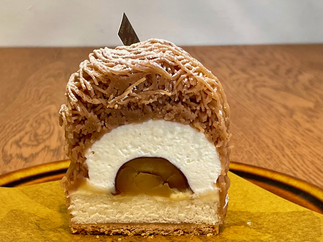 【常乃菓舎】バタービスケットやスポンジケーキの上に栗やクリーム、栗のクリームがのっています