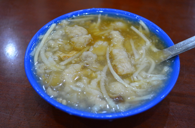 「三元號」のフカヒレスープ。肉のすり身がたっぷり入っているのでお腹にたまる