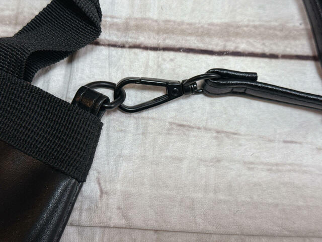 バッグ両サイドにDカン付きで、ショルダーストラップをつけられる仕様