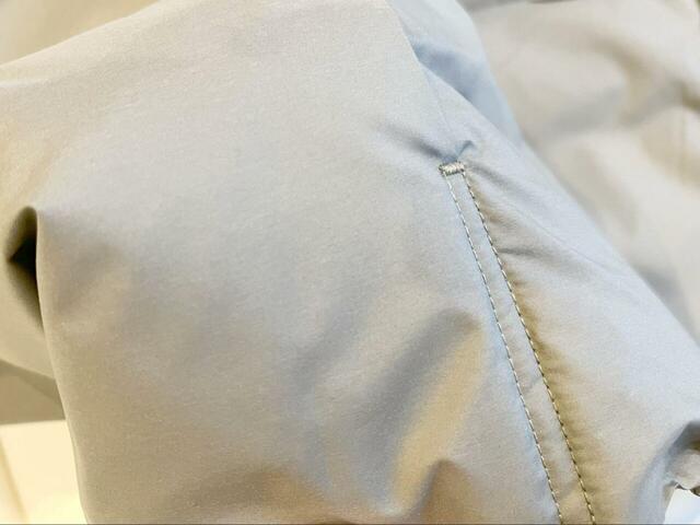 【無印良品 吸湿発熱中わた表面撥水パッカブルケープ】柔らかでさらりとした質感のポリエステル生地。撥水加工付きなので、濡れてもサッと拭くだけでケアできます