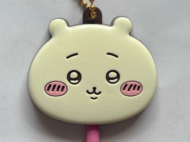 ホワイトチョコのようなアイボリーカラー。ほっぺのピンクもストロベリーチョコにそっくり…！