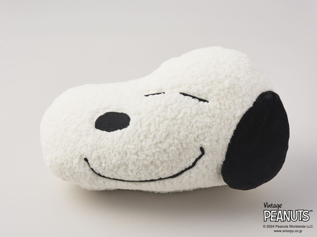 【PEANUTS「PEANUTS クッションinブランケット」】ブランケットを収納すればクッションのように使えます